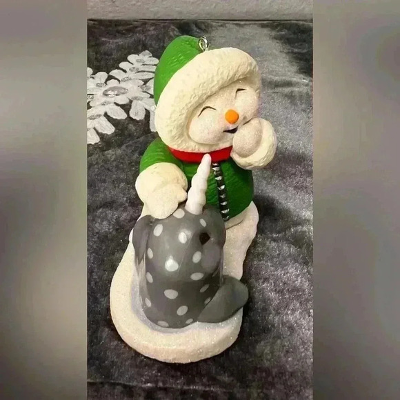 Hallmark Snow Buddies bundle- 2022 25th in the series & mini Tree Topper, &Skirt - Picture 10 of 10